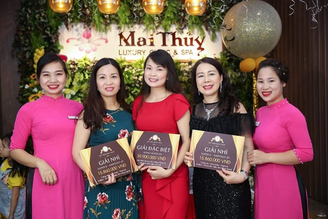 Mỹ viện Mai Thủy nhận cúp &quot;Doanh nghiệp tiêu biểu vì quyền lợi người tiêu dùng&quot;
