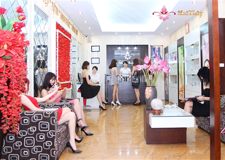 Giám Đốc Mai Thủy phát biểu trong Dạ tiệc sinh nhật lần thứ 15 của Mỹ viện Mai Thủy